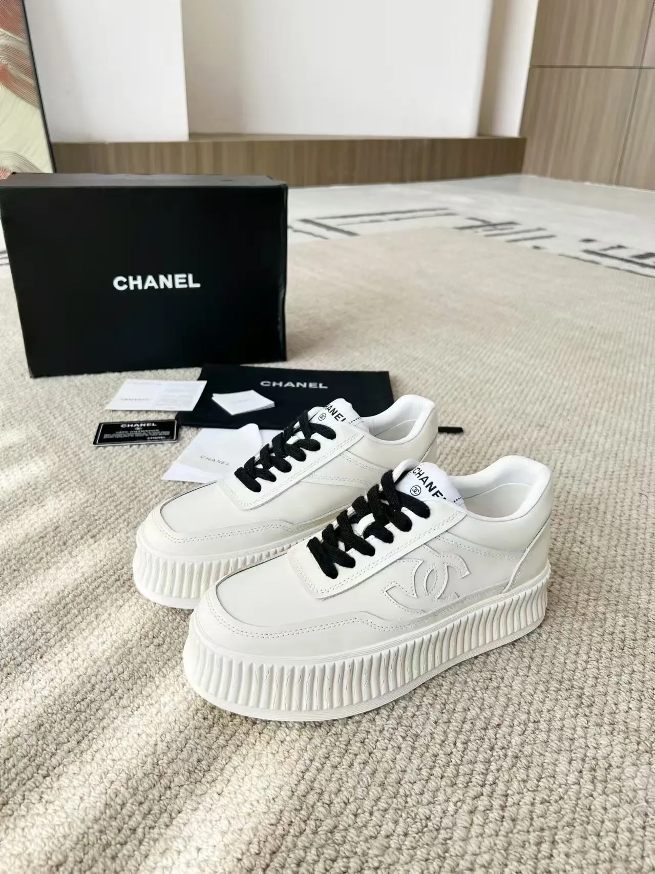 👟👟Ex-factory price 520👟👟 Thick-soled Chanel Chanel 24SF latest model full leather panda color white shoes casual sports shoes skateboard shoes original purchase and development production Xiaoxiang C Home Another super popular item in the counter, loved by Internet celebrity bloggers and sisters, and various praises on social platforms. It is extremely popular, has a high texture, is breathable and super spring and summer. Seeing this issue always arouses the inner desire of girls for fashion. The latest suede material, classic black and white color, full of fashionable feeling on the feet and easy to care for. Fabric: Original customized imported cowhide material. Lining: Customized soft sheepskin lining. Sole: Original molded TPU non-slip outsole. Bottom thickness: 4CM. Size: Women's size 35-40 (custom-made sizes 40 are non-refundable)